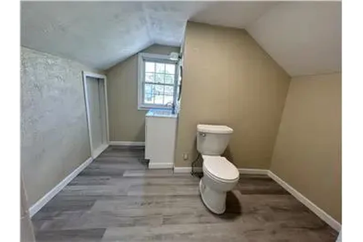 $1100 : Rental property with 2 bedro image 6