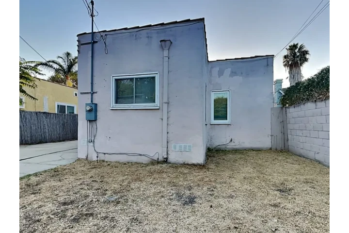 $2500 : Available 2Bed 1Bat in LA image 3