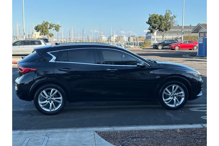 $14988 : 2017 QX30 Premium image 5
