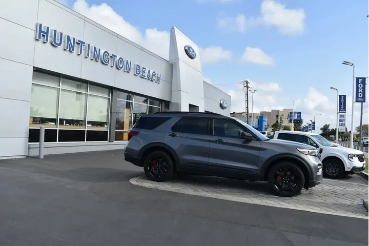 $43590 : Ford Explorer 2023 AWD ST 4d image 3