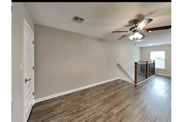 $1045 : 3Bed/2bath image 10