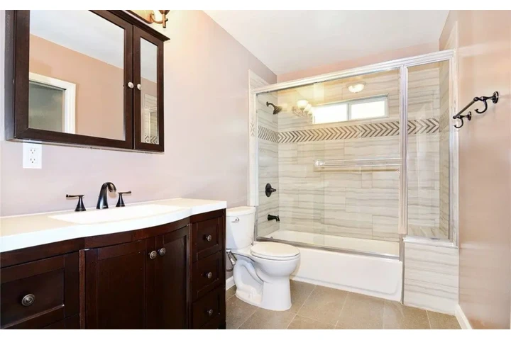 $2400 : 3 Bed 2 Bath Home in Compton image 10