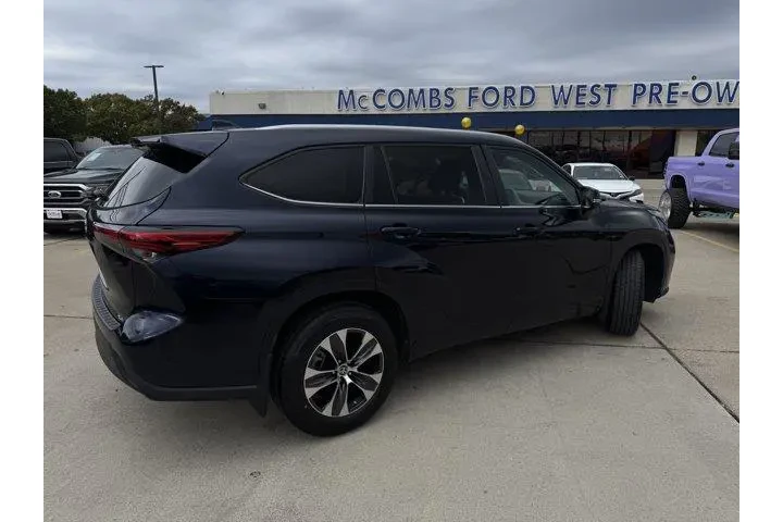 $35141 : Toyota Highlander 2023 LE 4d image 5