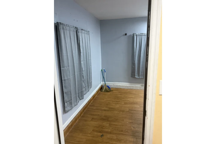 $1100 : Cuarto amplio image 2