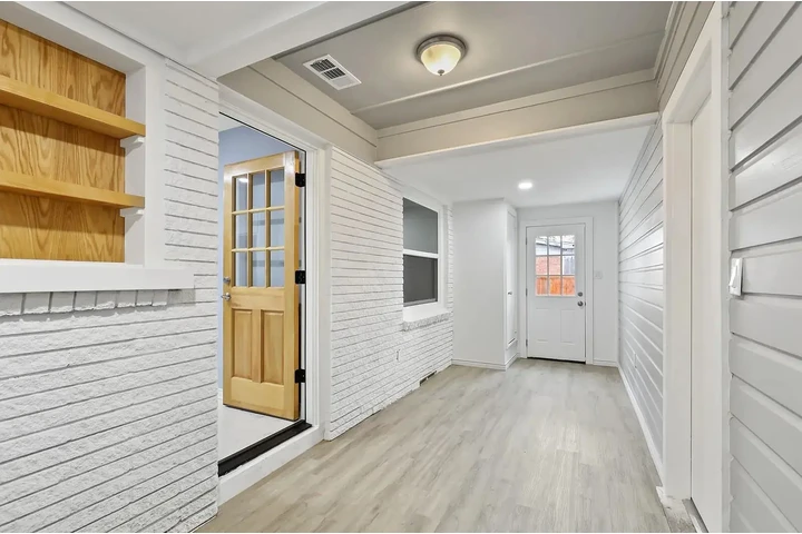 $900 : Renovated & Move in Ready image 5