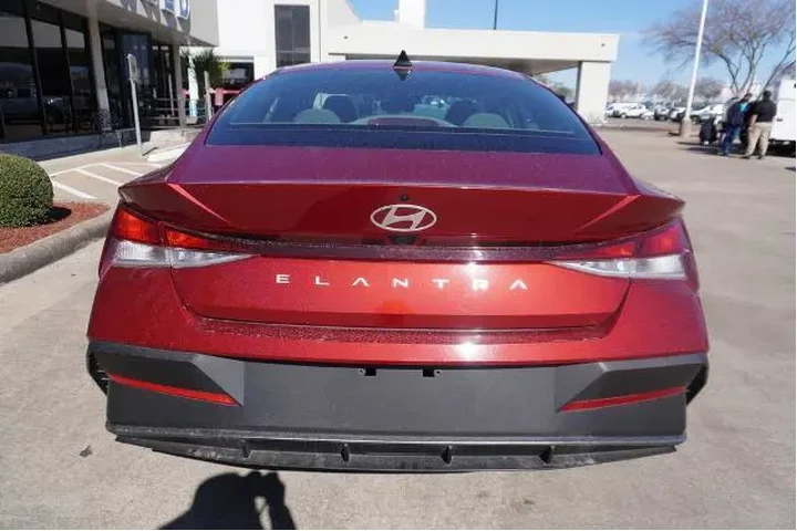 $19488 : Hyundai ELANTRA 2024 SEL 4dr image 5
