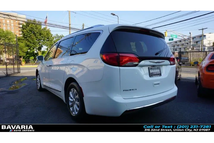 $13995 : 2018 Pacifica Touring L FWD image 5