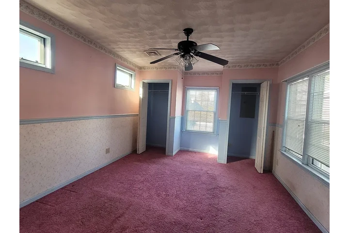 $1500 : This is a rare SINGLE FAMILY h image 4