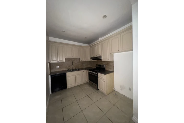 $3300 : Duplex 3 bedroom & 2 bathroom image 2