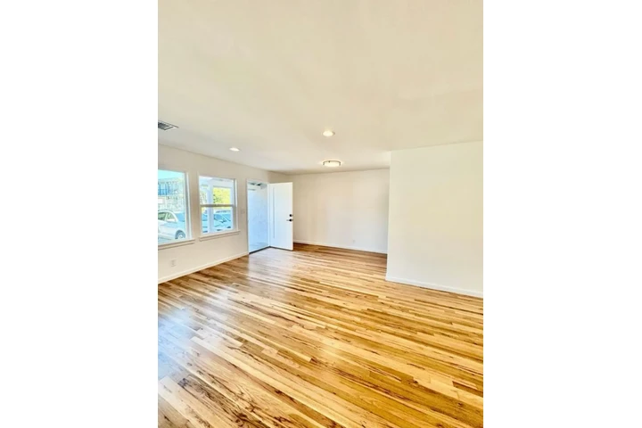 $2000 : 2 Bedroom House in Los Angeles image 5