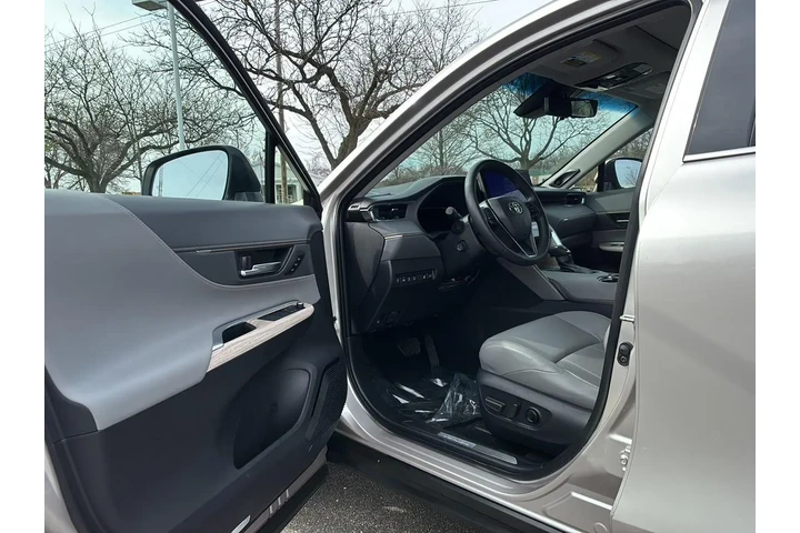 $40993 : 2023 Venza Limited image 2