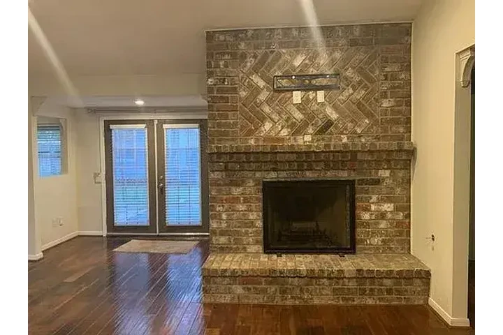 $2000 : 3 bed 2 bath image 1