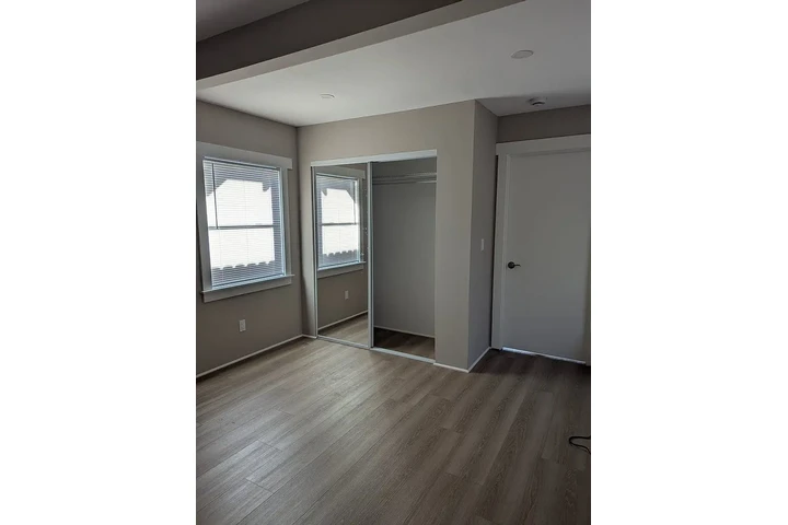 $900 : Casa dúplex de 2 dormitorios ! image 3