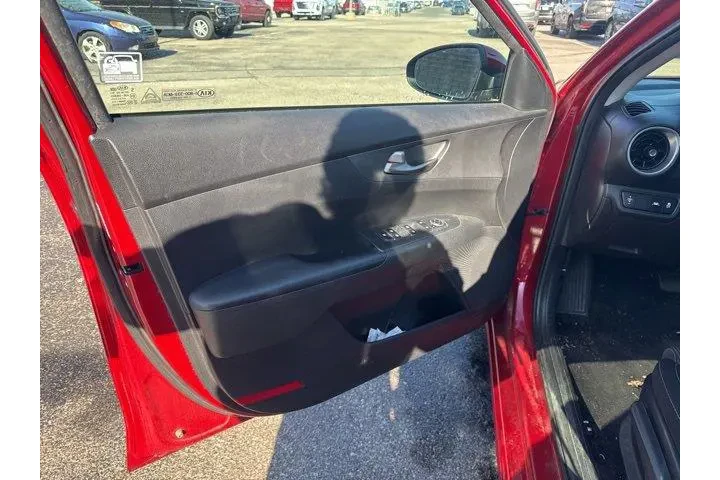 $13982 : Kia Forte 2021 LXS 4dr Sedan image 9