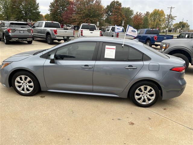 $24850 : 2021 Corolla LE Sedan I-4 cyl image 4