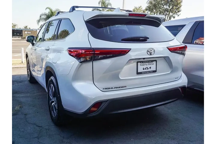 $31495 : Toyota Highlander 2023 L 4dr image 7