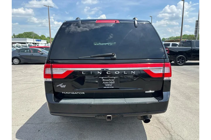 2016 Navigator 4WD 4dr Select image 3