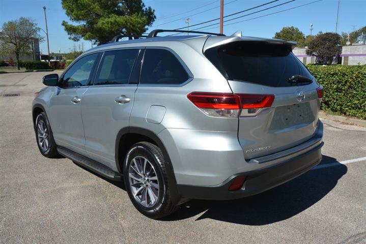 2017 Highlander XLE image 10