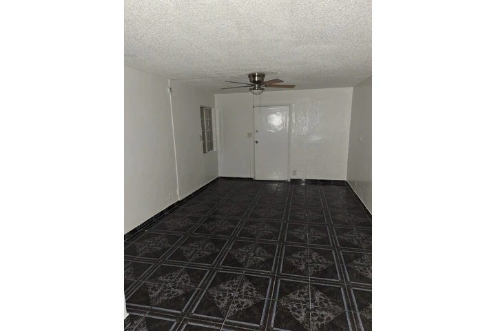$2400 : Aprt. rent los Angeles a.90002 image 2