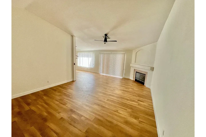 $1200 : North Las Vegas -Available image 4