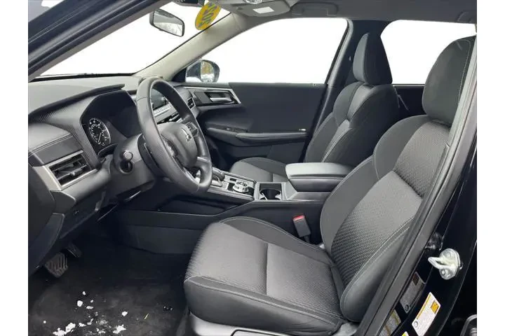 $24985 : Mitsubishi Outlander 2024 AW image 10