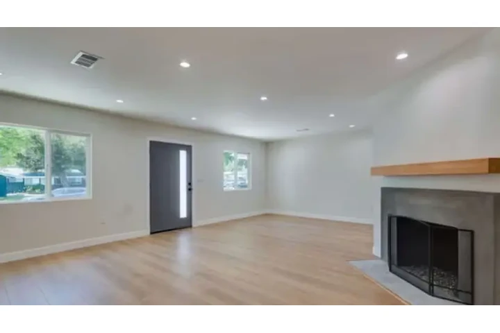 $2450 : 3 Bedroom House in South Gate image 2