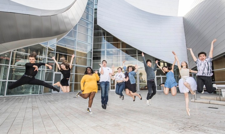 Estudiantes de arte frente al Music Center