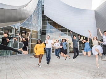 Estudiantes de arte frente al Music Center