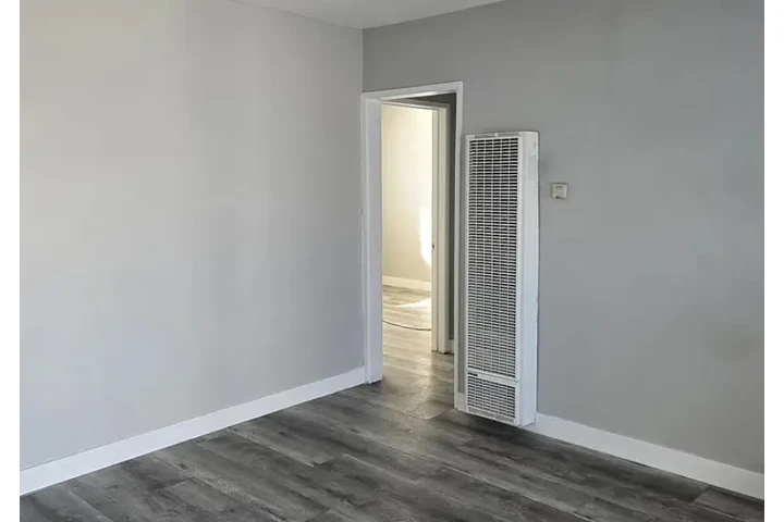 $2100 : Freshly painted, new kitchen image 1