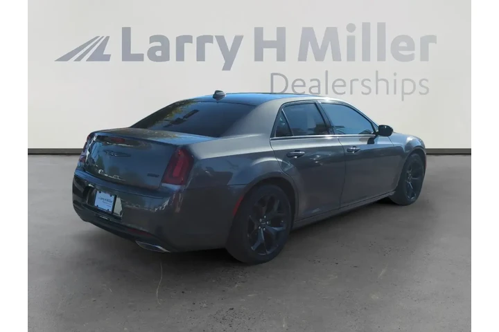 $26193 : Chrysler 300 2022 Touring 4d image 5