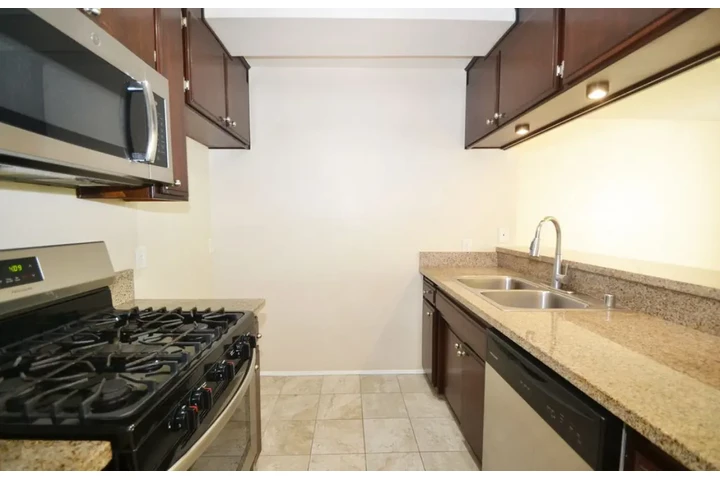 $1400 : 1Bed 1Bath & Studio Apt in, LA image 2