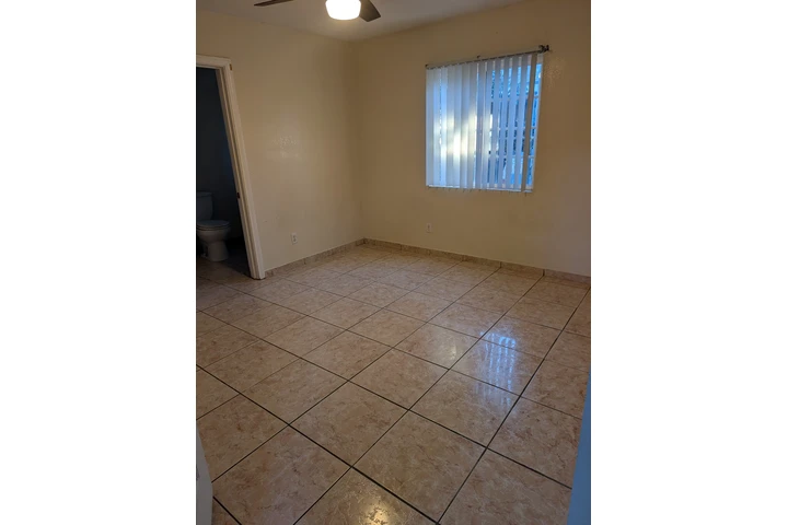 $1200 : Cuarto de renta image 2