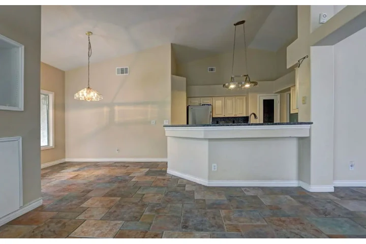 $1400 : 3Bed/2Bath Home in Las Vegas image 2