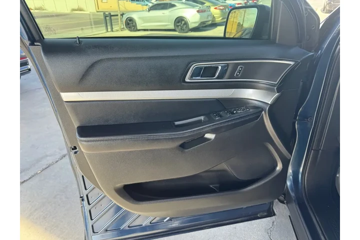 2017 Explorer XLT FWD image 10