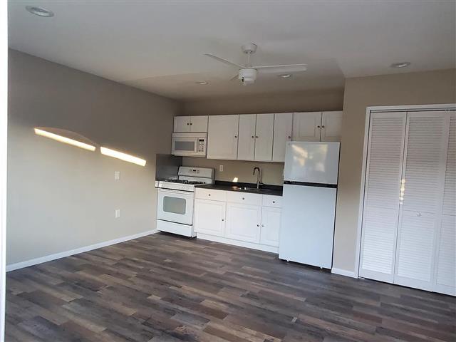 $950 : Clean Home Belhaven Ave, LA image 1