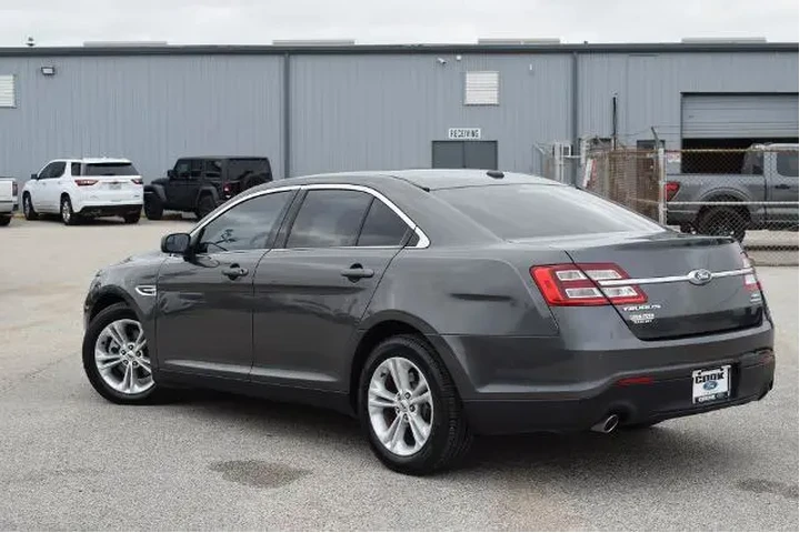 $18983 : Ford Taurus 2018 SEL 4dr Sed image 8