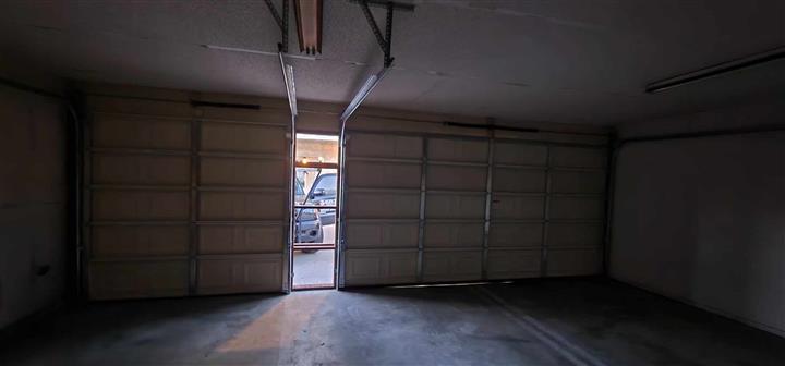 Garage Doors / Puertas garaje image 2