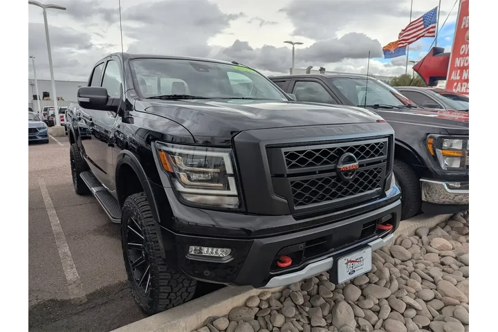Nissan Titan 2021 4x4 PRO-4X image 3