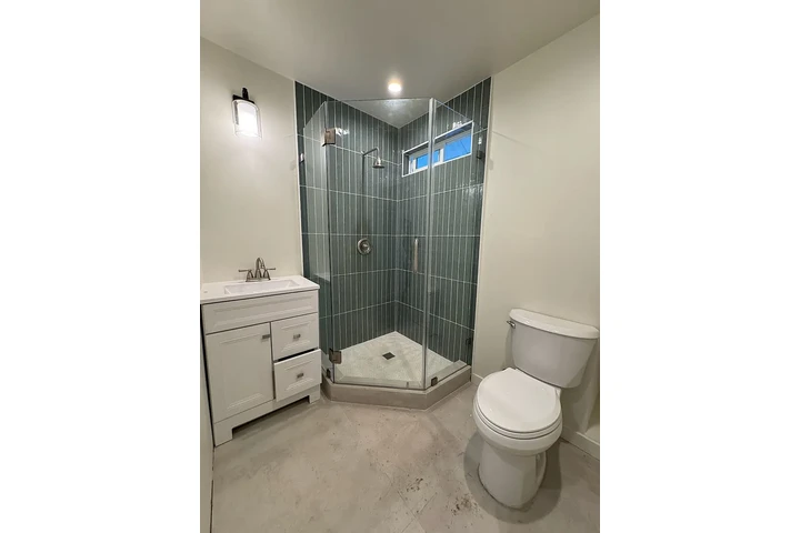 $900 : This well-maintained 2-bedroom image 8