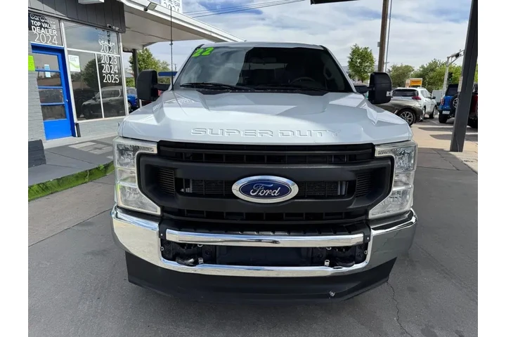 2022 F-250 SD Platinum Crew C image 2