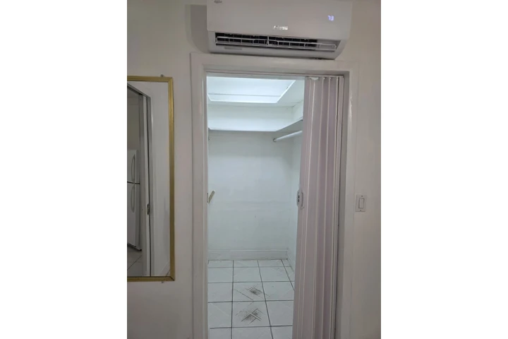 $1500 : Efficiency -Miami/Westchester image 4