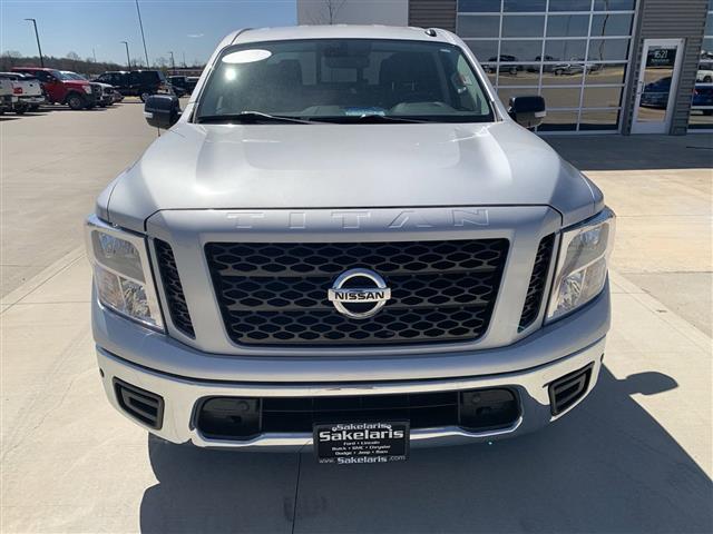 $33840 : 2019 Titan SV Truck Crew Cab image 5