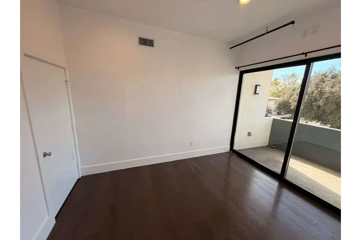 $1200 : Renta recamara (Santa Ana) image 6