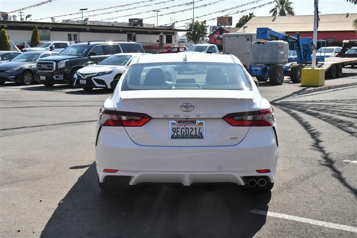 $26998 : Camry SE Sedan 4D image 7