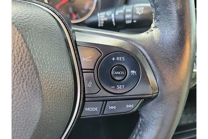 $29900 : Toyota RAV4 2021 XLE Premium image 6