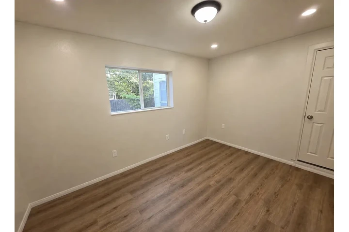$1000 : Spacious 4-bedroom 2-bath Home image 5
