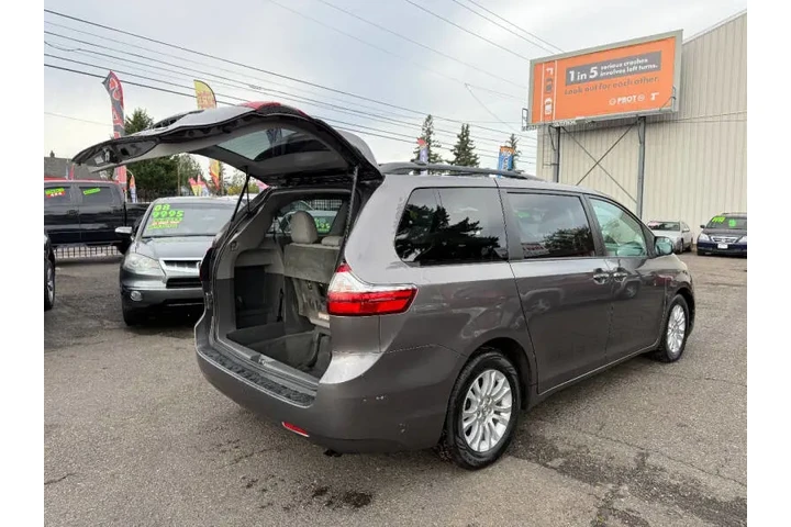 $13995 : 2016 Sienna XLE 8-Passenger image 10
