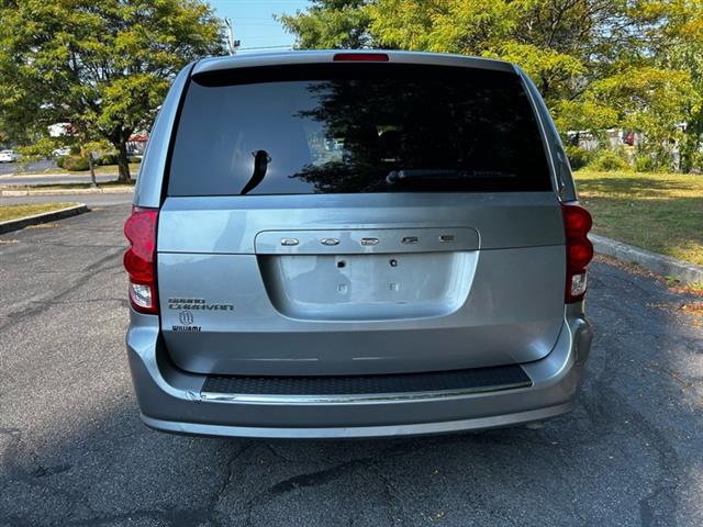 2017 Grand Caravan SE image 3