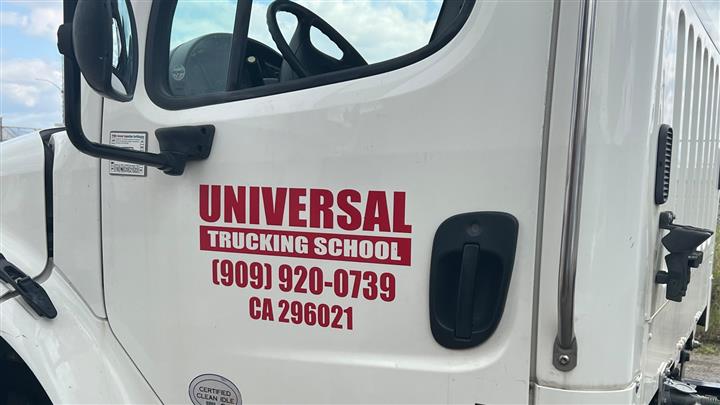 Universal Truck & Bus Driving image 1