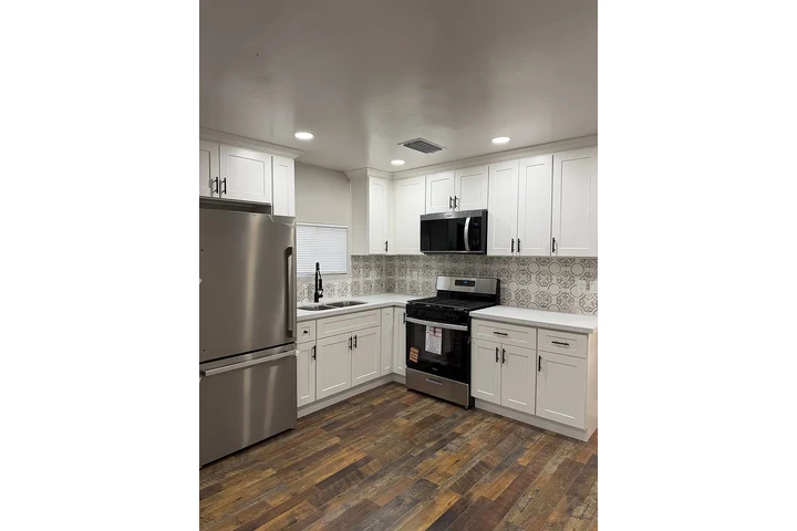 $800 : Newly renovated 2 bedroom 1 image 3
